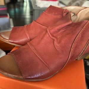 Miz Mooz Leather heel sandals New💕